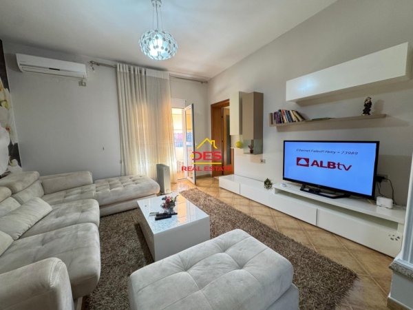Vlore, jepet me qera apartament 2+1+Ballkon Kati 3, 90 m² 400 € (Rruga Sadik Zotaj)