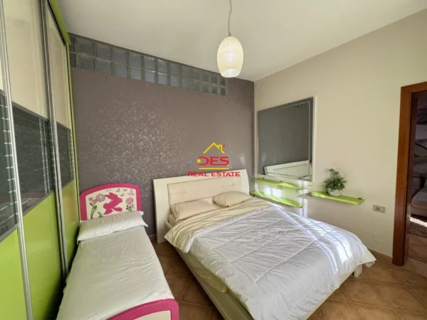 Vlore, jepet me qera apartament 2+1+Ballkon Kati 3, 90 m² 400 € (Rruga Sadik Zotaj)