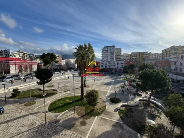 Vlore, jepet me qera apartament 2+1+Ballkon Kati 3, 90 m² 400 € (Rruga Sadik Zotaj)