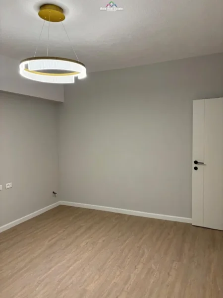 Tirane, jepet me qera zyre Kati 1, 65 m² 650 € (blloku)