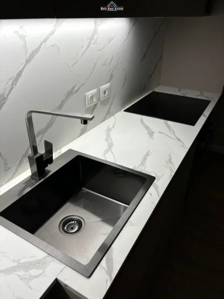 Tirane, jepet me qera zyre Kati 1, 65 m² 650 € (blloku)