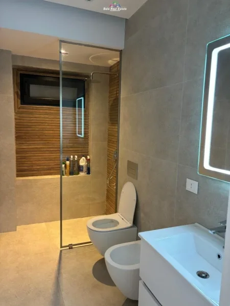 Tirane, jepet me qera zyre Kati 1, 65 m² 650 € (blloku)