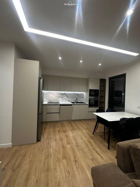 Tirane, jepet me qera apartament 2+1 Kati 4, 105 m² 700 € (porcelan)