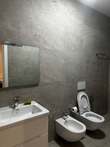 Tirane, jepet me qera apartament 2+1 Kati 4, 105 m² 700 € (porcelan)