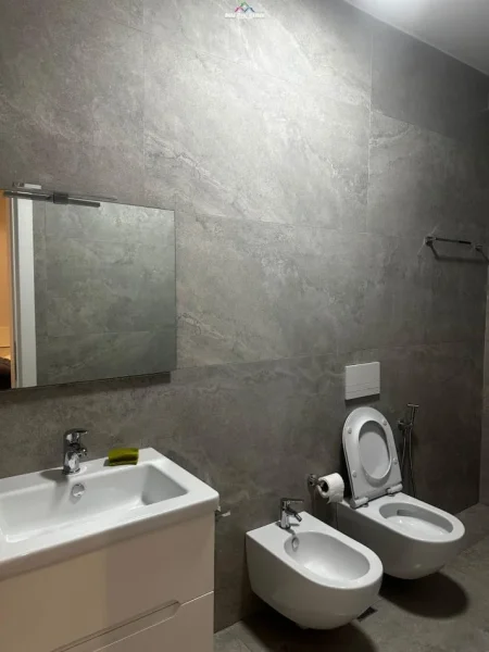 Tirane, jepet me qera apartament 2+1 Kati 4, 105 m² 700 € (porcelan)