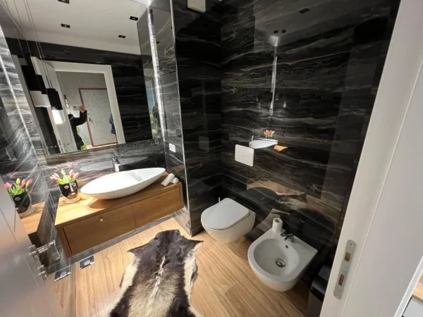 Tirane, shitet apartament 2+1+Aneks+Ballkon Kati 3, 101 m² 258.000 € (Komuna e Parisit)