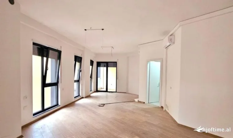 Me Qera: Zyre Tek Rruga Bardhok Biba ( 📍 Qender, Pas 15kateshit ) Kati 2 Ne Pallat Te Ri- Fantastike Për Çdo Lloj Biznesi - - 800euro/muaj****