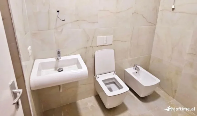 Me Qera: Zyre Tek Rruga Bardhok Biba ( 📍 Qender, Pas 15kateshit ) Kati 2 Ne Pallat Te Ri- Fantastike Për Çdo Lloj Biznesi - - 800euro/muaj****