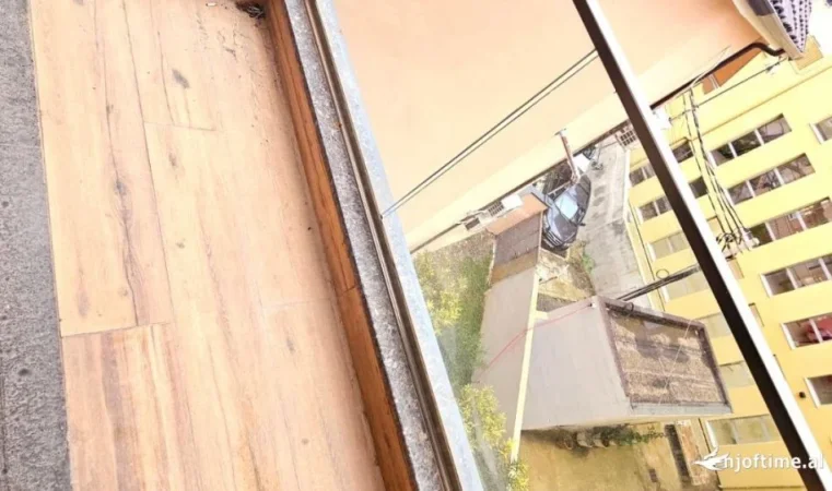 Me Qera: Zyre Tek Rruga Bardhok Biba ( 📍 Qender, Pas 15kateshit ) Kati 2 Ne Pallat Te Ri- Fantastike Për Çdo Lloj Biznesi - - 800euro/muaj****