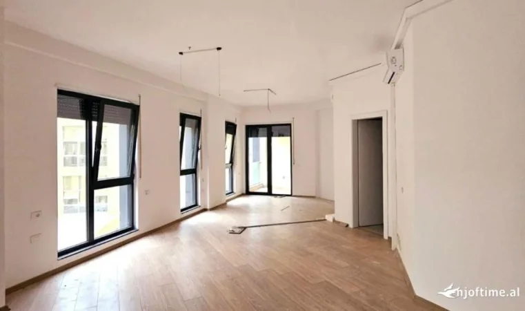 Me Qera: Zyre Tek Rruga Bardhok Biba ( 📍 Qender, Pas 15kateshit ) Kati 2 Ne Pallat Te Ri- Fantastike Për Çdo Lloj Biznesi - - 800euro/muaj****