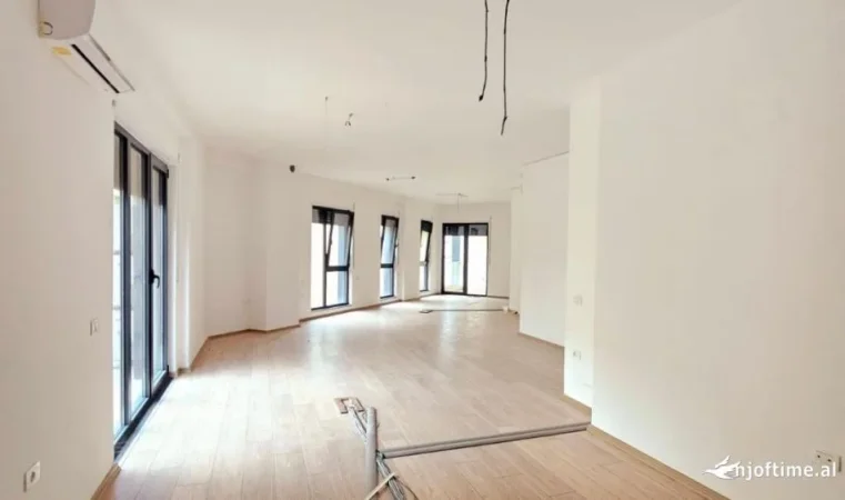 Me Qera: Zyre Tek Rruga Bardhok Biba ( 📍 Qender, Pas 15kateshit ) Kati 2 Ne Pallat Te Ri- Fantastike Për Çdo Lloj Biznesi - - 800euro/muaj****