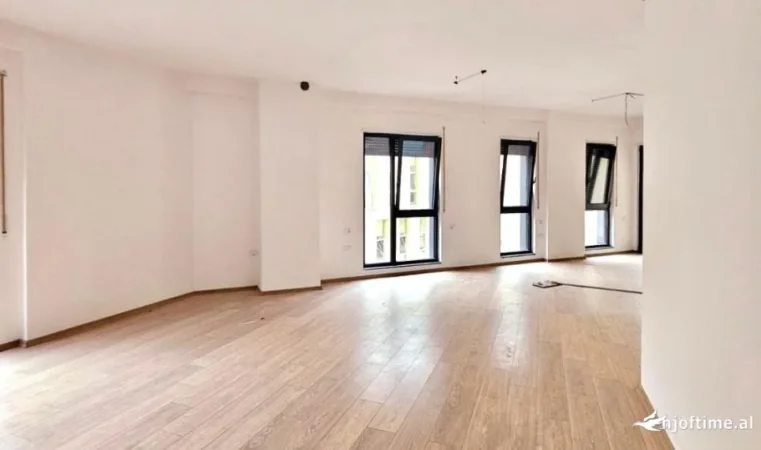 Me Qera: Zyre Tek Rruga Bardhok Biba ( 📍 Qender, Pas 15kateshit ) Kati 2 Ne Pallat Te Ri- Fantastike Për Çdo Lloj Biznesi - - 800euro/muaj****