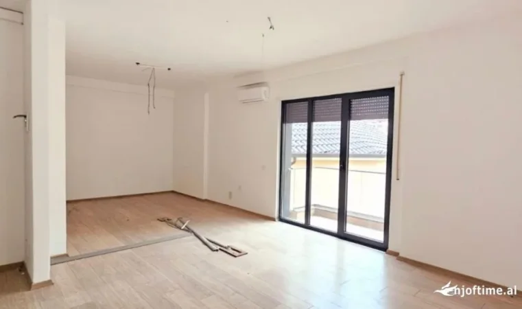 Me Qera: Zyre Tek Rruga Bardhok Biba ( 📍 Qender, Pas 15kateshit ) Kati 2 Ne Pallat Te Ri- Fantastike Për Çdo Lloj Biznesi - - 800euro/muaj****