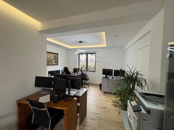 Tirane, jepet me qera ambjent biznesi Kati 1, 72 m² 1.000 € (ZOGU I ZI)