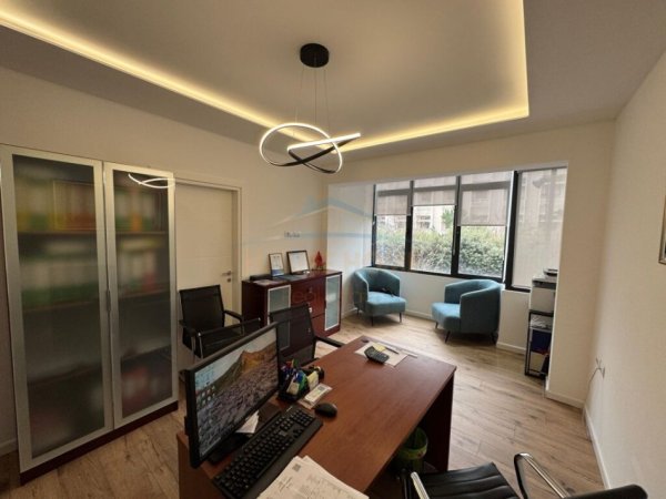 Tirane, jepet me qera ambjent biznesi Kati 1, 72 m² 1.000 € (ZOGU I ZI)