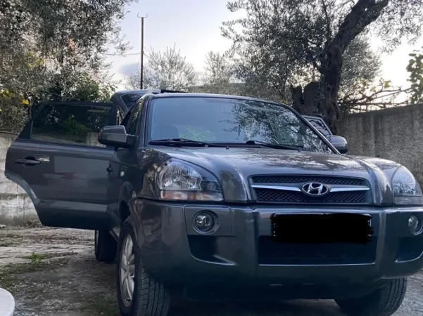 Tirane, shes SUV | Hyundai Tucson Nafte, gri e erret automatik Kondicioner 190.000 km 10.000 €