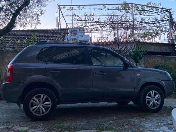 Tirane, shes SUV | Hyundai Tucson Nafte, gri e erret automatik Kondicioner 190.000 km 10.000 €