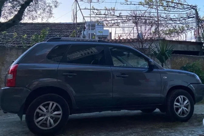 Tirane, shes SUV | Hyundai Tucson Nafte, gri e erret automatik Kondicioner 190.000 km 10.000 €