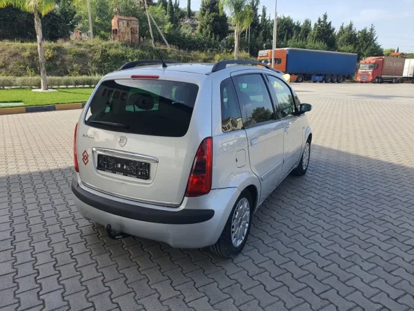 Fier, shitet Lancia Benzin+Gaz, gri metalizato manuale Kondicioner 178.000 km 2800 €