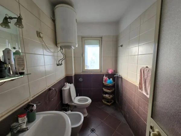 Tirane, shitet apartament 1+1+Ballkon Kati 4, 59 m² 75.000 € (laprake)