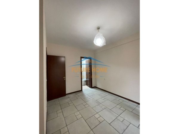 Tirane, jepet me qera zyre Kati 3, 108 m² 1.000 € (MYSLYM SHYRI)
