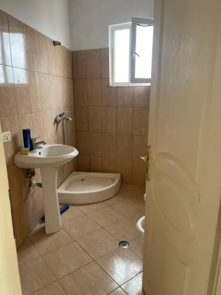 Tirane, shitet apartament 1+1+Ballkon Kati 4, 72 m² 85.000 € (Fresku)