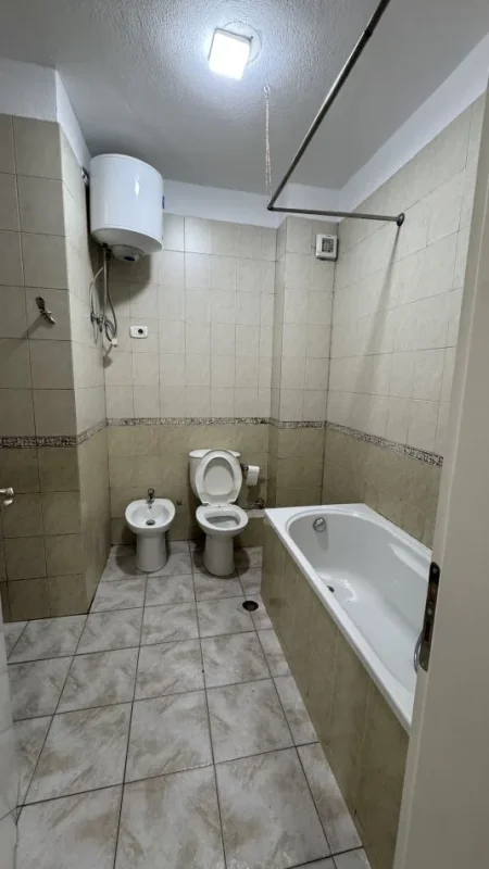 Tirane, jepet me qera apartament 1+1 Kati 5, 77 m² 700 € (Rruga e Kavajes/21 dhjetori)
