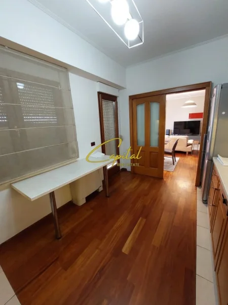 Tirane, jepet me qera apartament 3+1 Kati 5, 163 m² 1.500 € (LIQENI ARTIFICIAL)