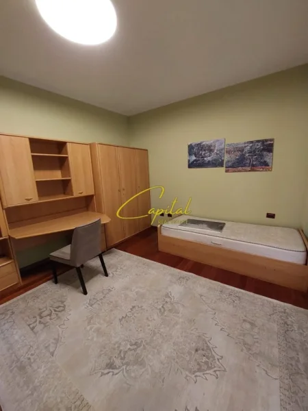 Tirane, jepet me qera apartament 3+1 Kati 5, 163 m² 1.500 € (LIQENI ARTIFICIAL)
