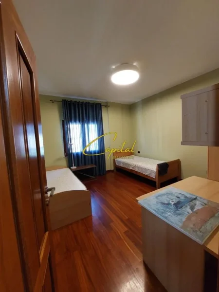 Tirane, jepet me qera apartament 3+1 Kati 5, 163 m² 1.500 € (LIQENI ARTIFICIAL)