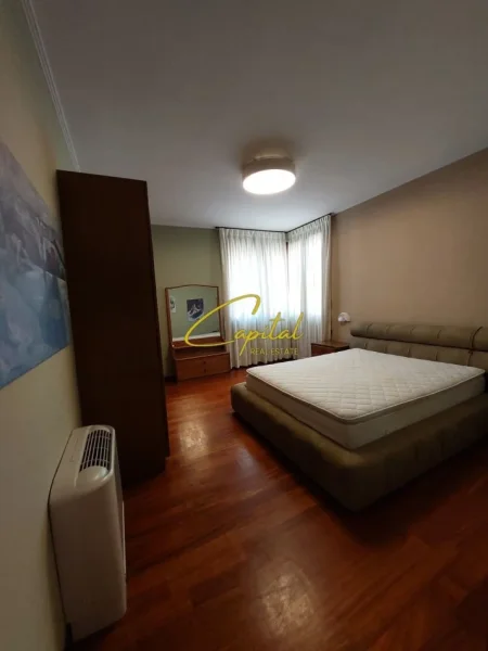Tirane, jepet me qera apartament 3+1 Kati 5, 163 m² 1.500 € (LIQENI ARTIFICIAL)