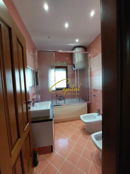 Tirane, jepet me qera apartament 3+1 Kati 5, 163 m² 1.500 € (LIQENI ARTIFICIAL)