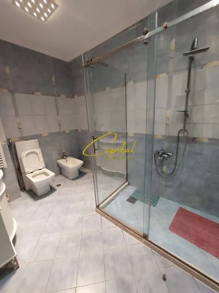 Tirane, jepet me qera apartament 3+1 Kati 5, 163 m² 1.500 € (LIQENI ARTIFICIAL)