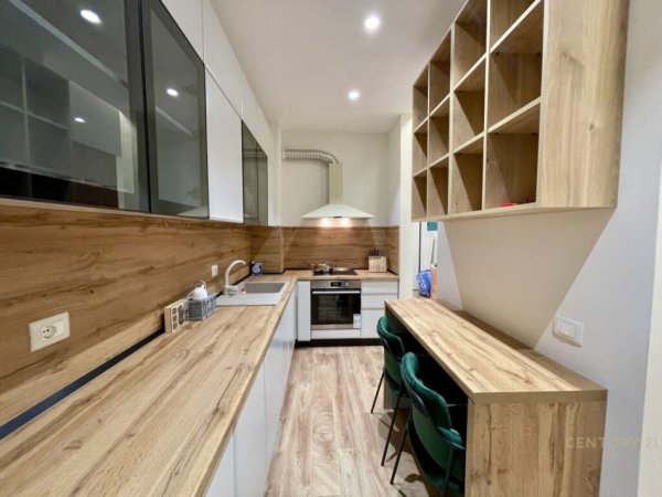 Tirane, jap me qera apartament 3+1+2 , 146 m² 1.300 € (Liqeni i Thatë)