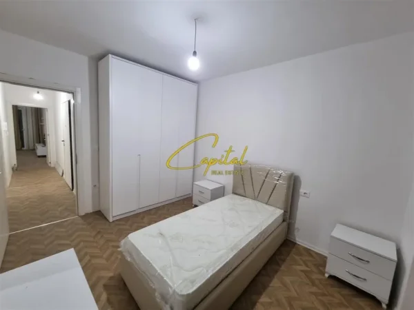 Tirane, jepet me qera apartament 2+1 Kati 1, 110 m² 650 € (ALI DEMI)