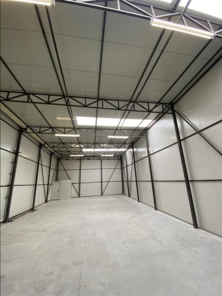 Tirane, jepet me qera magazine Kati 10, 200 m² 1.000 € (Sauk)