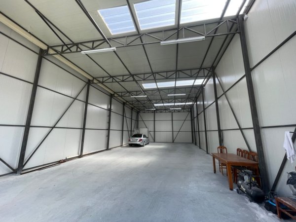 Tirane, jepet me qera magazine Kati 10, 200 m² 1.000 € (Sauk)