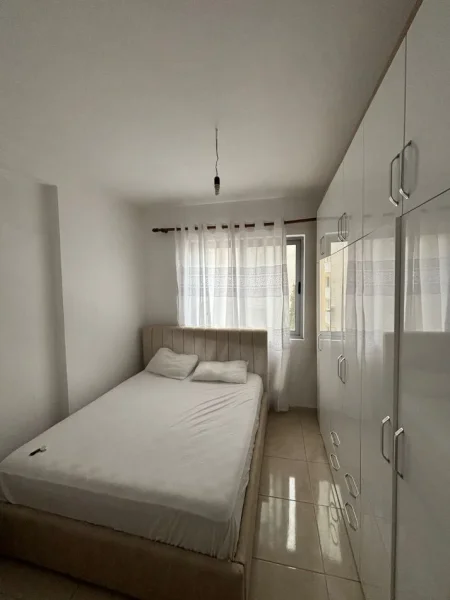 Tirane, jepet me qera apartament 2+1+Aneks+Ballkon Kati 4, 100 m² 400 € (bathore)