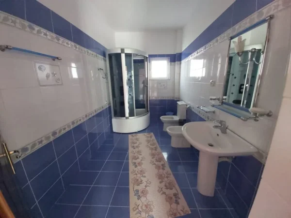 Korce, shitet Vile 3 Katshe Kati 0, 340 m² 250.000 € (Rruga Marko Boçari)