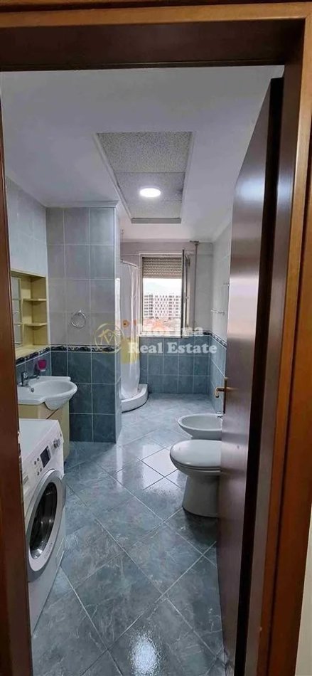 Tirane, jepet me qera apartament 1+1 Kati 4, 74 m² 550 € (Komuna e Parisit)