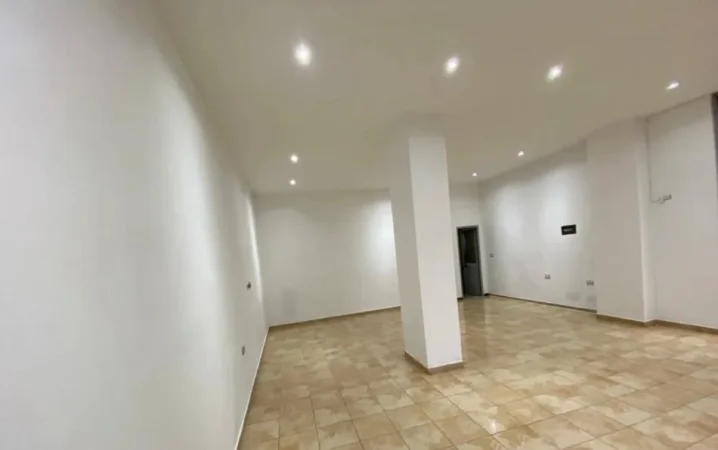 Tirane, jepet me qera dyqan Kati 0, 55 m² 350 € (yzberisht)