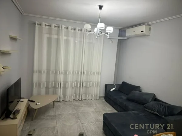 Tirane, jap me qera apartament 2+1+Ballkon , 99 m² 700 € (Komuna e Parisit)