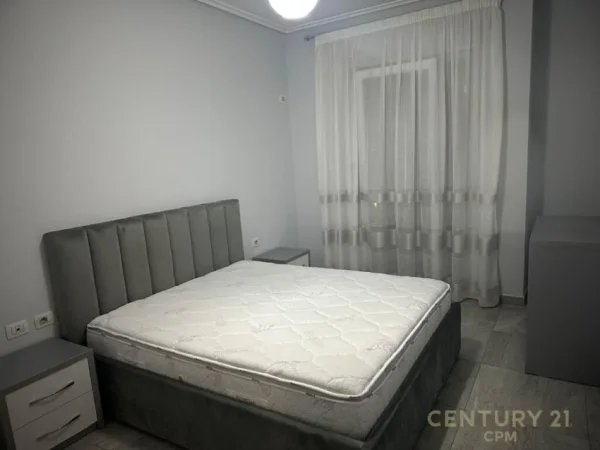 Tirane, jap me qera apartament 2+1+Ballkon , 99 m² 700 € (Komuna e Parisit)
