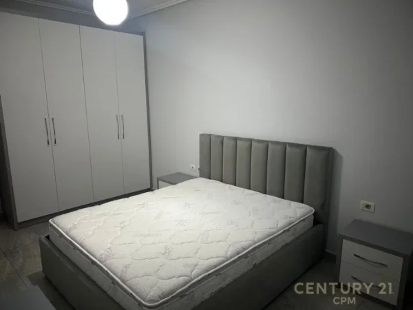 Tirane, jap me qera apartament 2+1+Ballkon , 99 m² 700 € (Komuna e Parisit)