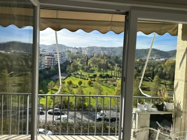 Tirane, jap me qera apartament 2+1+Ballkon , 99 m² 700 € (Komuna e Parisit)