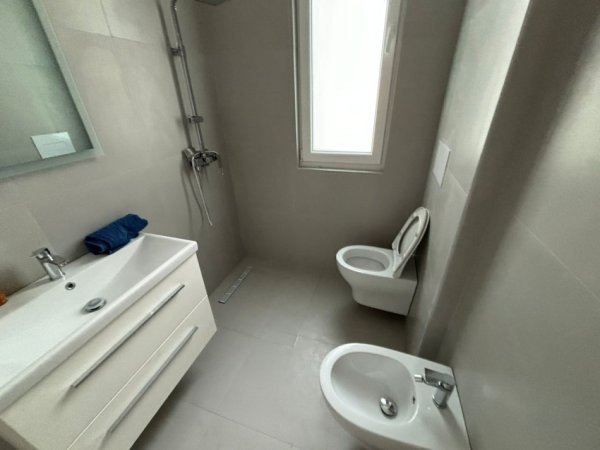 Tirane, jepet me qera apartament 2+1+Aneks+Ballkon Kati 4, 75 m² 550 € (river residence)