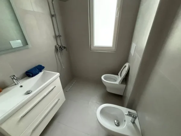 Tirane, jepet me qera apartament 2+1+Aneks+Ballkon Kati 4, 75 m² 550 € (river residence)