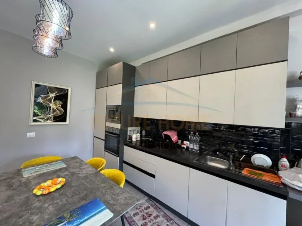 Durres, shitet apartament 2+1 Kati 0, 95 m² 370.000 € (gjiri lalzit)