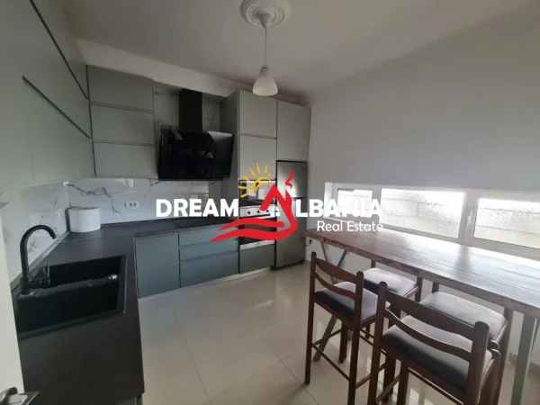 Tirane, jepet me qera apartament 3+1 Kati 2, 127 m² 800 € (Kopshti Botanik)