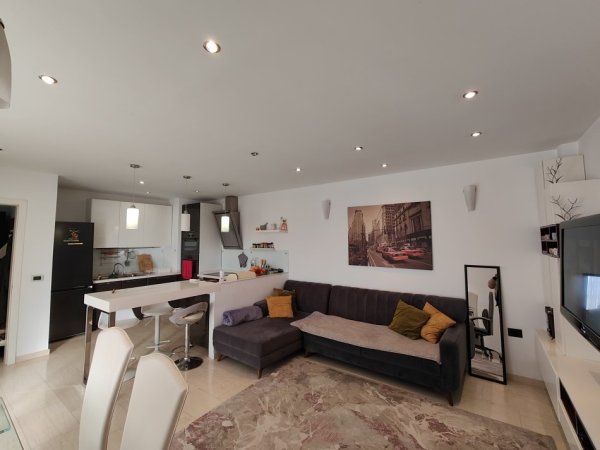 Tirane, jepet me qera apartament 2+1 Kati 9, 100 m² 800 € (Rr.Myslym Shyri)